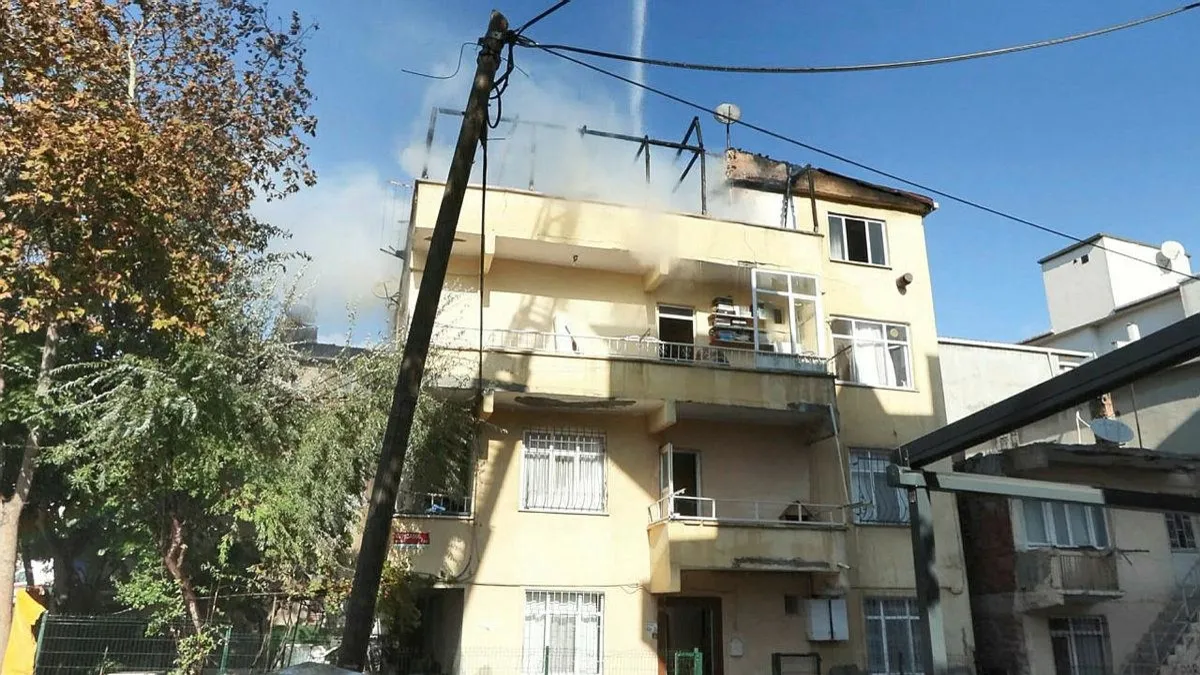 Alevler çatı katını yuttu! Yer: İstanbul
