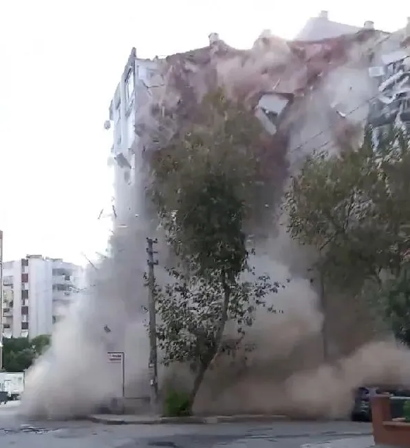 İzmir’deki binanın çökme anı kamaralara böyle yansıdı