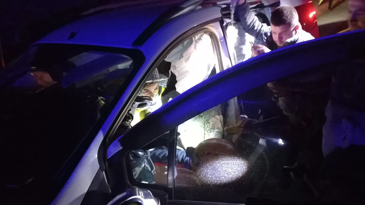 Aydın'da ticari araç bariyerlere saplandı: 4 yaralı