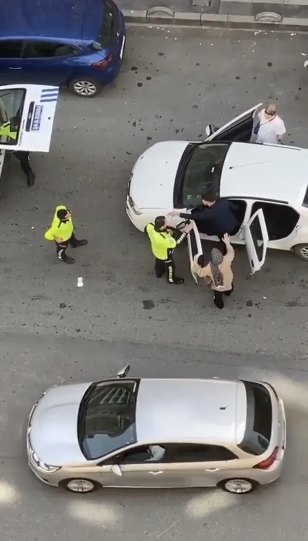 esenyurta-cevirmeye-takilan-surucu-polise-tehditler-yagdirdi-seni-aldiracagim-1650978784350.jpg Esenyur’ta çevirmeye takılan sürücü polise tehditler yağdırdı: Seni aldıracağım - 2