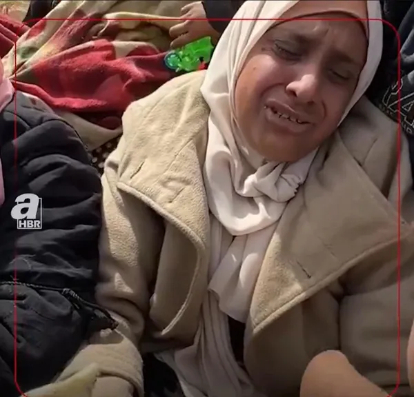 Gazze’de insani felaket! İnsanlığın utanç görüntüleri: Filistinli kadın bir parça ekmeyi görünce gözyaşlarını tutamadı