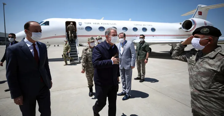 Son dakika: Milli Savunma Bakanı Akar sınır hattındaki birlikleri denetledi