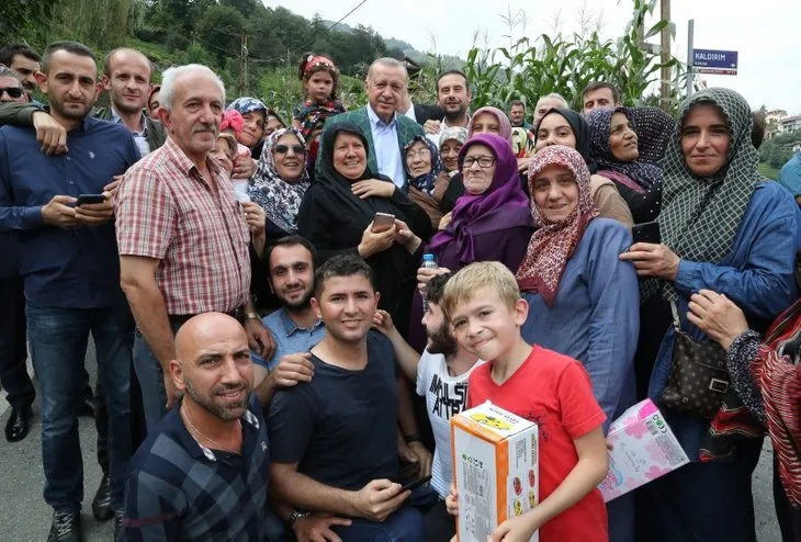 Başkan Erdoğan’a Rize’de sevgi seli! Minik misafiri böyle sarıldı