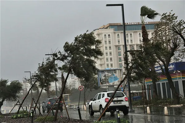 8 Aralık Çarşamba yarın okullar tatil mi? Lodos fırtına nedeniyle hangi illerde okullar tatil oldu?