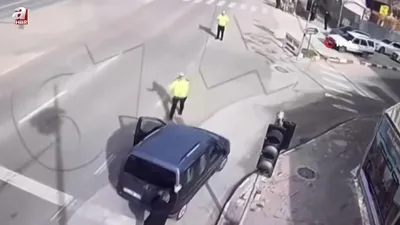 Aracı bozulan sürücüye polis yardım etti!