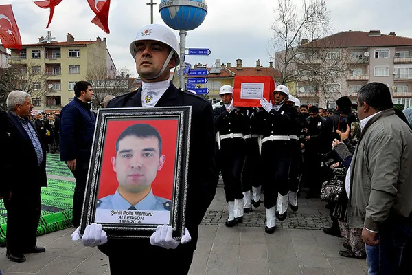 Kazada şehit olan polis memuru Ali Ergün son yolculuğuna uğurlandı - 1