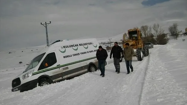 Cenaze aracı, kar nedeniyle kayarak yoldan çıktı