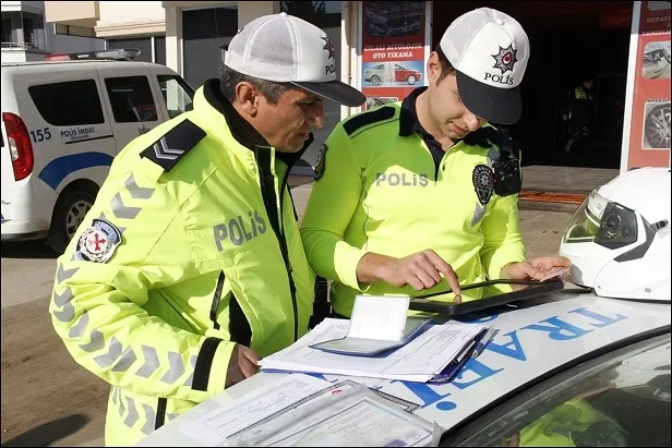 2024 Yılı yeni trafik cezaları ne kadar oldu? Ehliyetsiz araç kullanmak 12, drift yapmak 32 bin, alkollü araç kullanmak 6 bin TL’yi geçiyor.