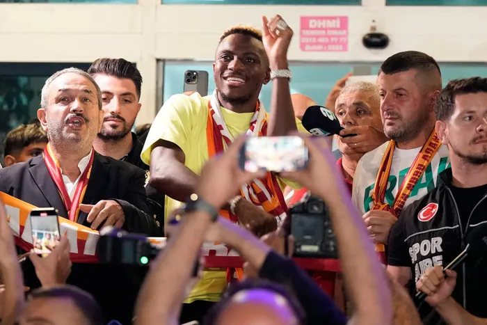 Galatasaray Victor Osimhen’i KAP’a bildirdi! Yıldız forvet İstanbul’a geldi