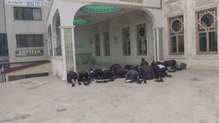 Diyanet İşleri Başkanlığının önlemlerine aldırmadılar! Cami avlusunda namaz kıldılar - 1