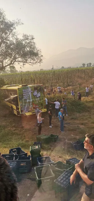 Bursa’da feci kaza! Belediye otobüsü kamyona çarptı: 2'si ağır 21 yaralı - 2