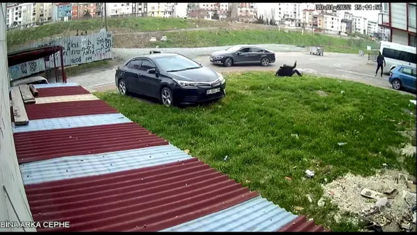 esenyurtta-silahli-dehset-plakasinda-mutluyuz-yazan-sahis-kabusu-yasatti-1641967643649.jpg Esenyurt'ta silahlı dehşet! Plakasında "mutluyuz" yazan şahıs kabusu yaşattı - 4
