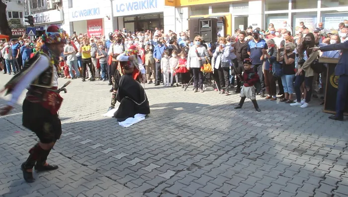 Son dakika: ÇYDD’den zincirli kadın rezaletine pişkin savunma: Tamamen geleneksel mizansen! Kara günleri anlatıyor