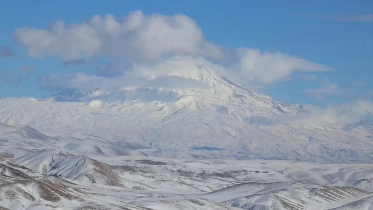 Ağrı Dağı yeniden beyaza büründü