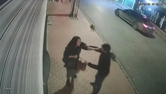 yumruk-ve-kafa-attigi-kadini-gasp-eden-sahis-kamerada-1714834167024.jpeg Yumruk ve kafa attığı kadını gasp eden şahıs kamerada! Saldırgan tutuklandı - 3