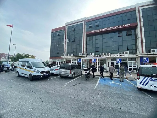 1698236172165.jpeg Adliye önünde kan donduran olay! Kızının eşine kurşun yağdırdı - 1