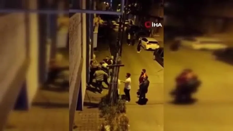 Bağcılar’da sokak ortasında aile arasında silahlı ve sopalı kavga kamerada