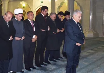 Başbakan Yıldırım namaz kıldırdı