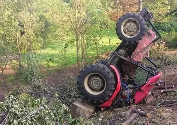 Takla atan traktörün sürücüsü yaralandı