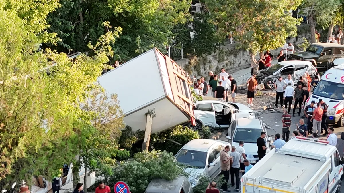 Nevşehir’de freni patlayan kamyon 10 araca çarpıp kanala düştü