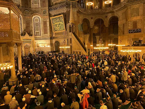 ayasofya-i-kebir-camii-ramazan-ayini-karsiladi-88-yil-sonra-kilinan-teravih-namazinda-buyuk-heyecan-1648839215467.jpg
