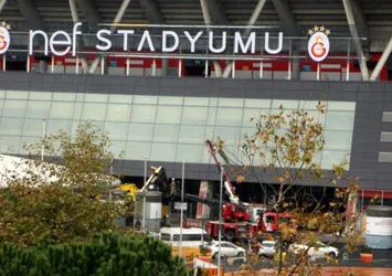Galatasaray NEF Stadı'nda korkutan kaza! Vinç devrildi