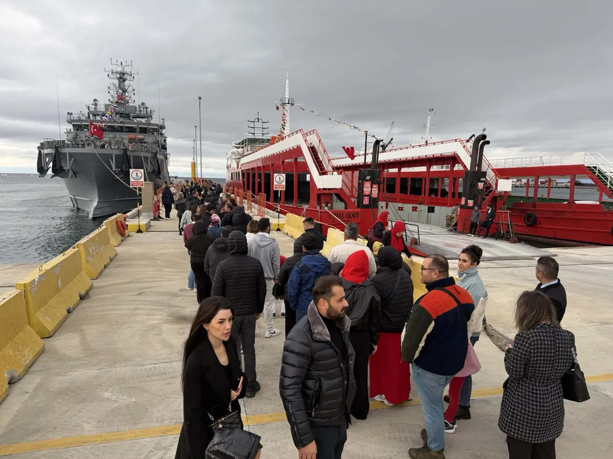 Tekirdağ'da TCG Işın'a yoğun ilgi: Vatandaşlar limana akın etti - 2