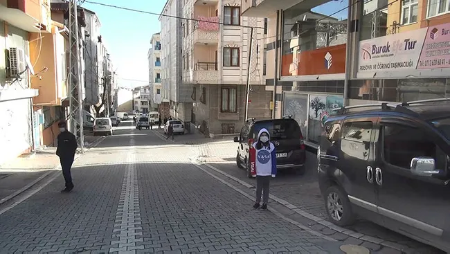 İstanbul’da 11 yaşındaki kız çocuğuna kapkaç şoku! O anlar kameraya yansıdı - 1