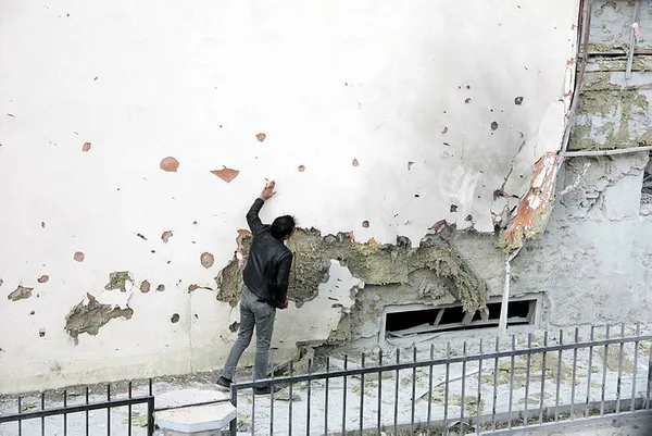 1669115732630.jpg PKK'nın Karkamış'a yaptığı saldırıda hasar gören okulun etrafındaki enkaz kaldırıldı - 3