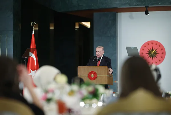 baskan-erdogan-iftar-programinda-aciklamalarda-bulundu-devlet-hem-anadir-hem-babadir-1711392147204.jpg Başkan Erdoğan iftar programında açıklamalarda bulundu: Devlet hem anadır hem babadır! - 1