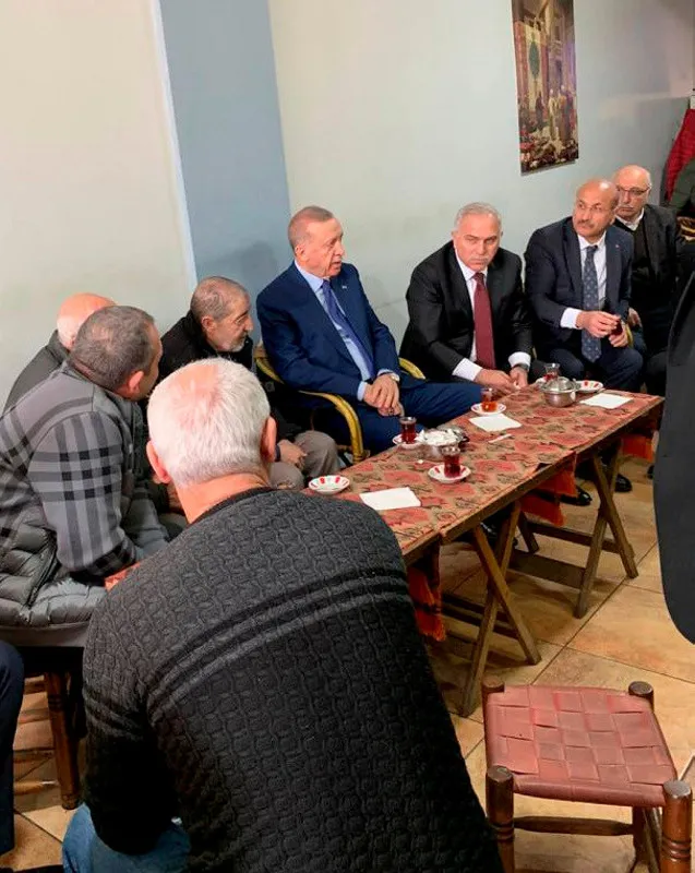 Başkan Erdoğan'dan Fatih'te esnaf ziyareti! Çay içip sohbet ettiler