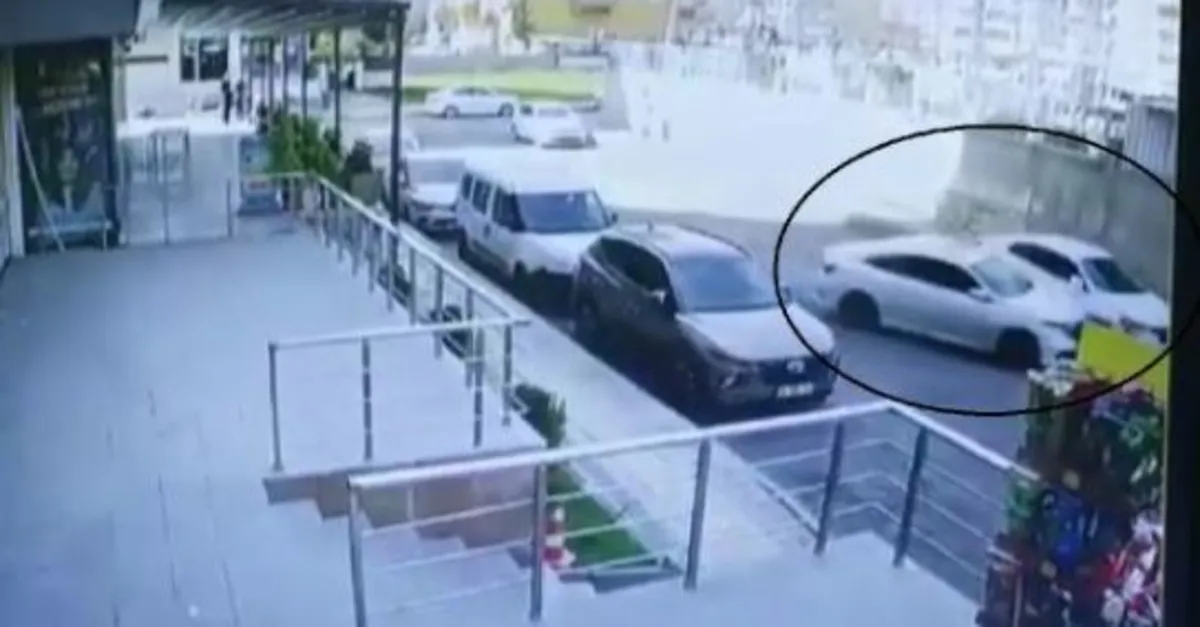 Diyarbakır’da ailesiyle tartışan genç mahallelinin kabusu oldu! 7 araca bile bile çarptığı anlar kamerada