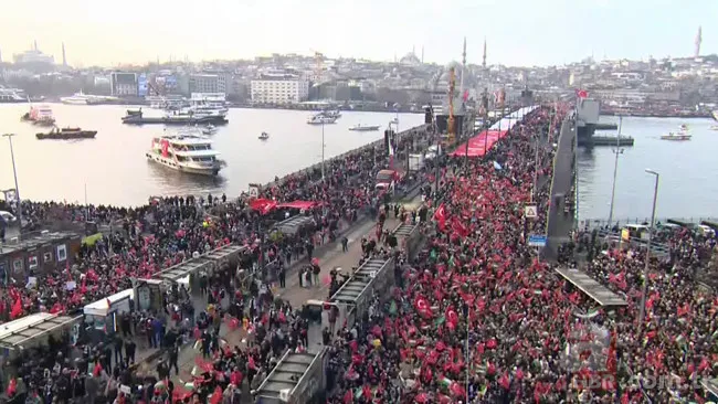 Sinmiyoruz, susmuyoruz Filistin’i unutmuyoruz! 1 Ocak sabahı Galata Köprüsü'nde Gazze yürüyüşü 3
