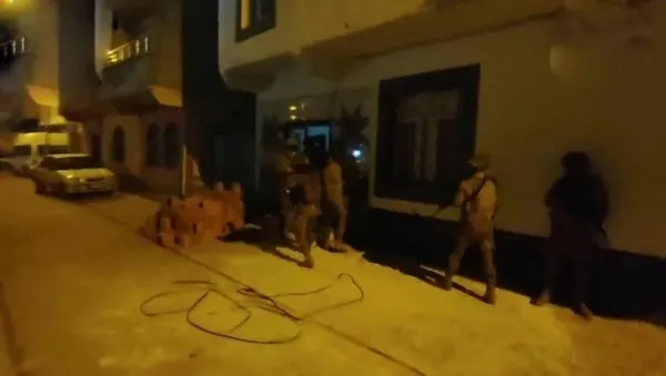 malatyada-teror-operasyonu-pkkkck-ile-deastan-14-kisi-gozaltina-alindi-1703960097849.jpeg Malatya'da terör operasyonu! PKK/KCK ile DEAŞ'tan 14 kişi gözaltına alındı - 1