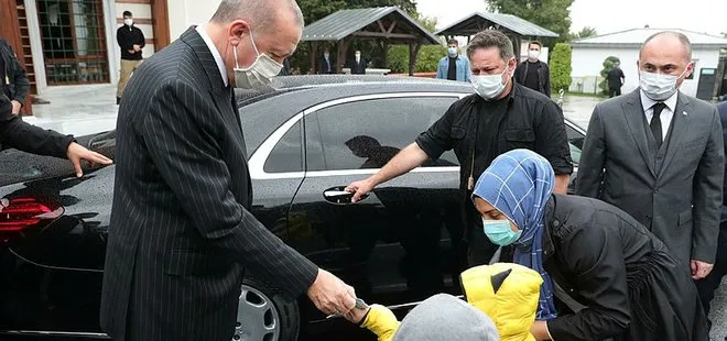 Son dakika: Başkan Erdoğan’dan Cuma namazı sonrası çocuklara hediye verdi