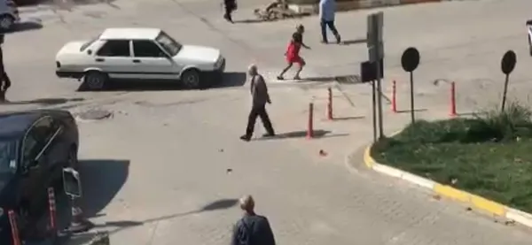 zonguldakta-akilalmaz-olay-arabayi-uzerine-surdu-1632924010063.jpg Zonguldak’ta akılalmaz olay! Arabayı üzerine sürdü - 4