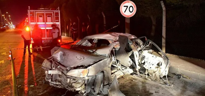 Beton bariyerlere çarpan otomobil alev aldı!