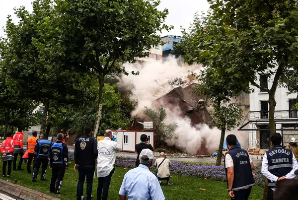 Çöken binanın çevresindeki 9 bina daha boşaltıldı - 1