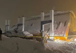 Hakkari'de kar dehşeti! Akaryakıt istasyonunun çatısı çöktü: Yaralılar var
