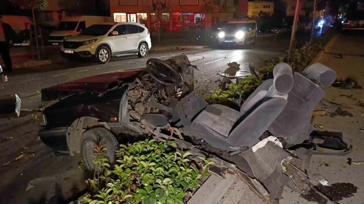 Bursa'da aydınlatma direğine çarpan otomobilin sürücüsü öldü