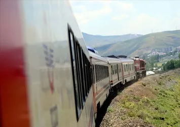 Tahran-Van yolcu treni seferleri başladı