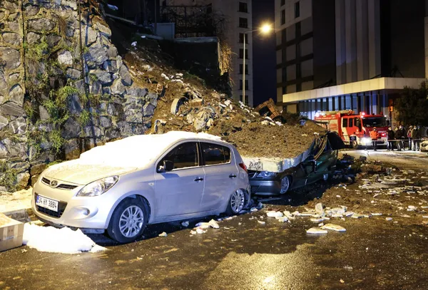 1613531126090.jpg Kağıthane’de istinat duvarı çöktü, 4 araç enkaz altında kaldı - 2
