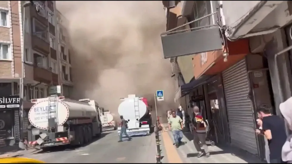 Zeytinburnu'nda yıkımı yapılan 4 katlı bina bir anda çöktü: Caddeyi toz bulutu kapladı, vatandaşların panik anları kamerada - 1