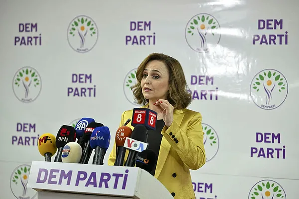 chpden-kandilin-siyasi-ussu-dem-partiye-ziyaret-yerel-secimler-oncesi-oy-dilenecekler-1702368255003.jpg CHP'den Kandil'in siyasi üssü DEM Parti'ye ziyaret! Yerel seçimler öncesi oy dilenecekler... - 5