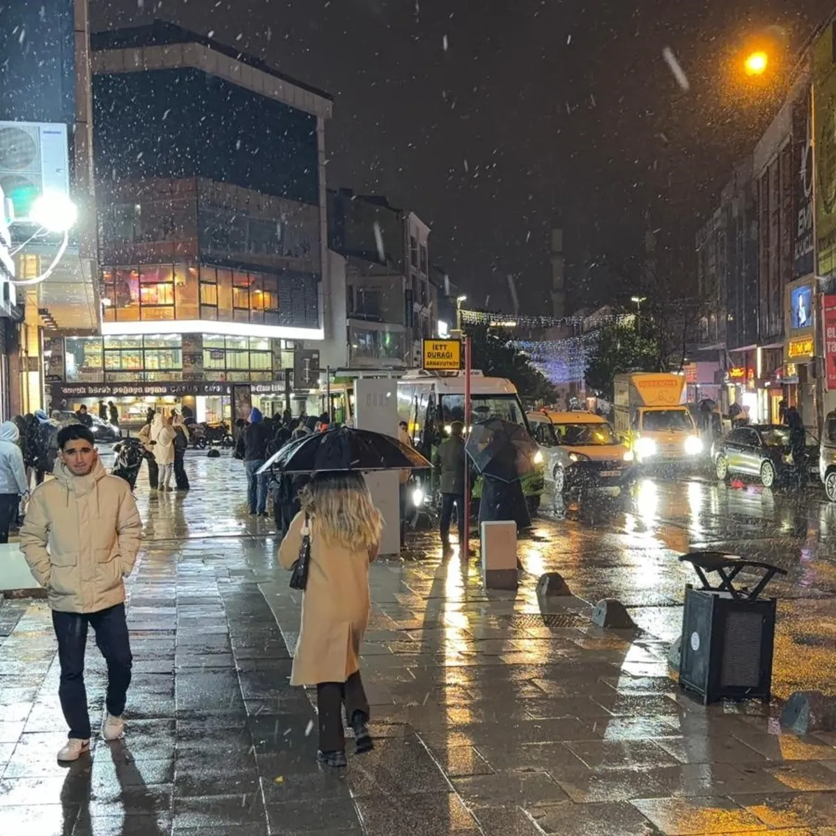 Arnavutköy'de kar yağışı!