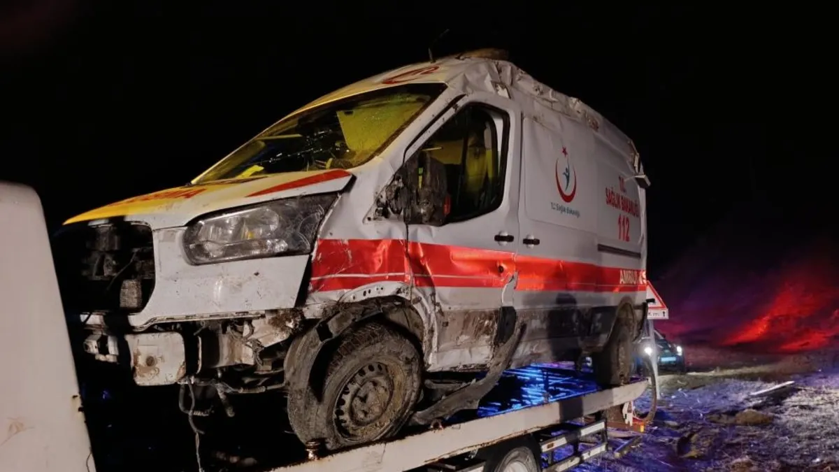 Muş'ta hasta taşıyan ambulans devrildi: 5 yaralı