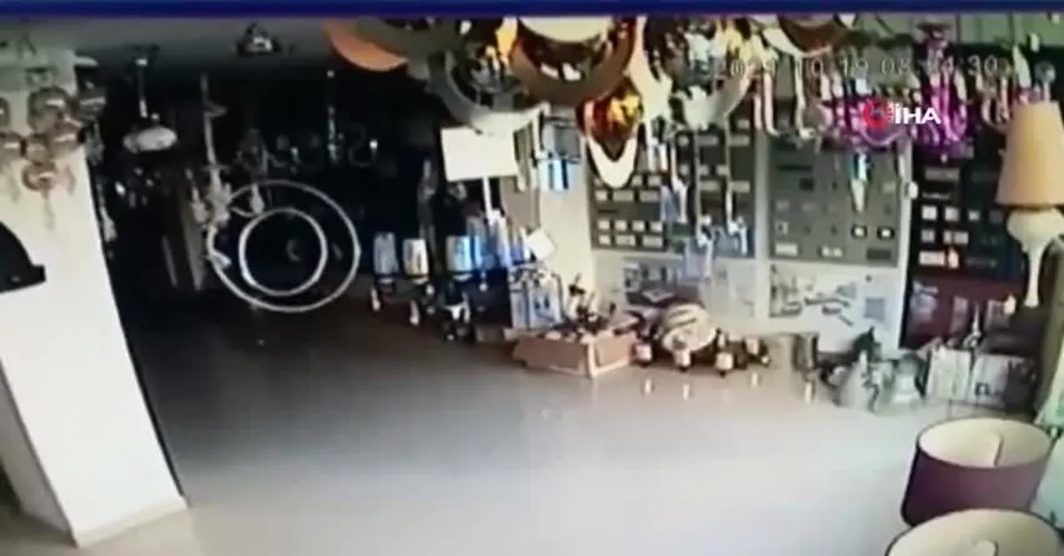 Antalya Kaş'ta deprem anı güvenlik kamerasında! Avizeler böyle sallandı | Son dakika depremler...