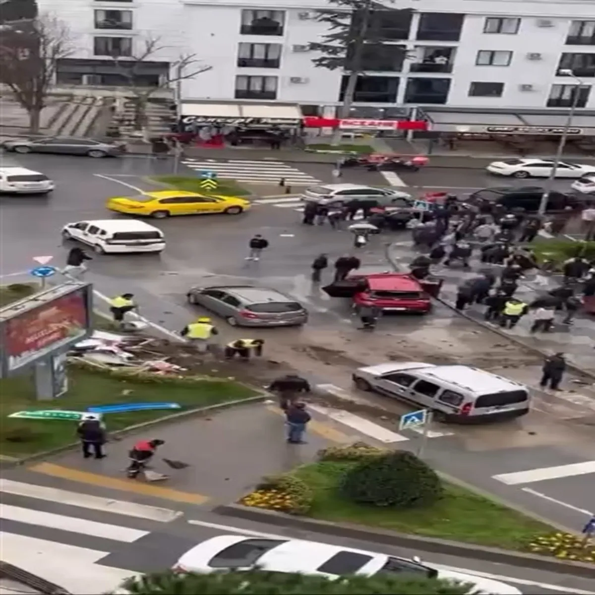 Büyükçekmece’de sepetli vinç diş polikliniğine daldı! Yaralılar var