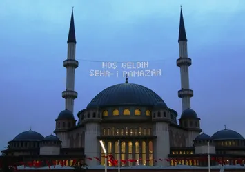 Taksim Camii mahyalar ile süslendi! Kartpostallık görüntüler...