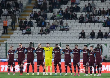 Trabzonspor'dan Konyaspor maçı öncesi Fenerbahçe protestosu: Adaletsizliğinize karşı dik duruşumuz sonsuza kadar devam edecek